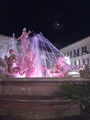 Fontana di Diana illuminata in piazza Archimede a Siracusa