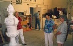 Atelier des Bildhauers Ferenc Gyurcsek in Budapest with Vereinsdelegation inspecting a vase model