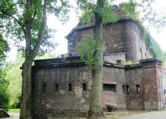 Verteidigungsanlage Fort X in Grünanlage