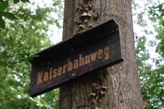 Wegschild des Kaiserbahnwegs im Frankfurter Niedwald