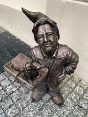 Mastertonek bronze dwarf figure on Kielbasnicza Street