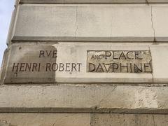 Street signs for Rue Henri Robert and Place Dauphine in Paris