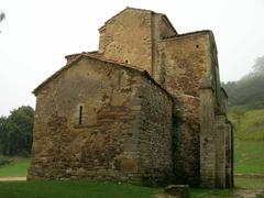 Iglesia de San Miguel de Lillo with visible arches of side naves