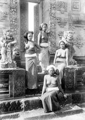 Group of Balinese women in traditional attire in front of Den Pasar museum