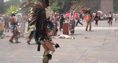 Danzantes en la Plaza de las Tres Culturas, Ciudad de México