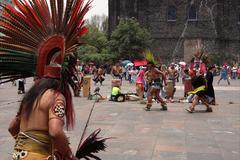 Danzantes en la Plaza de las Tres Culturas