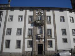 fachada lateral da Igreja dos Clérigos na cidade do Porto, Portugal