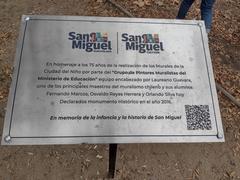 Placa en memoria de la infancia y la historia de San Miguel