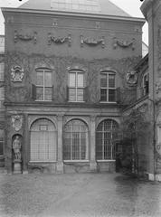 rijksmonument number 5680 in Amsterdam featuring architectural fragments