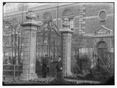 Hobbemastraat in 1892 with garden of Rijksmuseum and two gentlemen, Stokvisch and Johan van Tetterode, near a fence