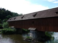 Holzbrücke über den Fluss Eger in Radošov