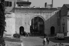 ancient roman arch monument