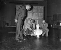 Setting up an exhibition at the Rijksmuseum about Louis Napoleon, unpacking his bust, March 16, 1959