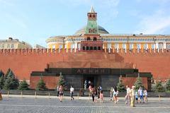 Photograph of Vladimir Lenin statue