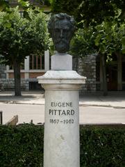 Bust of Eugène Pittard in front of the Museum of Ethnography in Geneva