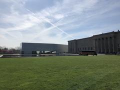 Bloch Building and original Nelson-Atkins galleries exterior view