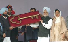 Prime Minister Dr. Manmohan Singh handing over key of Gobindgarh Fort to Punjab Chief Minister Capt. Amarinder Singh on December 20, 2006