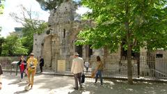 Square House in Nîmes with blue sky