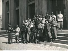 A group affiliated with Kirkens Front photographed at Thorvaldsens Museum