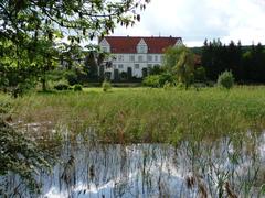 Gutshaus Henneckenrode with pond