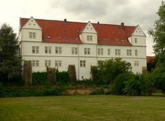 Schloss Henneckenrode garden side