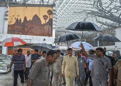 Chandrababu Naidu at rescue operations of Visakhapatnam airport during Hudhud cyclone