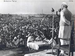 Jawaharlal Nehru addressing Faridabad Camp inmates on August 10, 1949