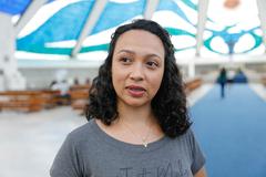 Turista Raquel Machado admirando vitrais na Catedral de Brasília