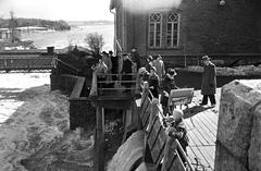 People at Vanhankaupunginkoski during ice breakup