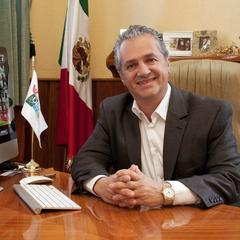 Hugo Chahín Maluly in the office of the President of the Municipality of Orizaba