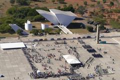 Cerimônia de troca da bandeira na Praça dos Três Poderes com participação do Senado e da Câmara dos Deputados