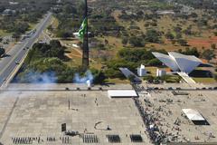 Cerimônia de troca da bandeira com participação do Senado e Câmara dos Deputados na Praça dos Três Poderes