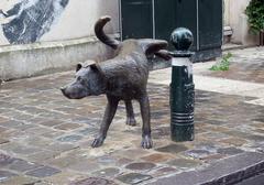 peeing dog statue in Brussels