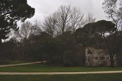 La ruina structure at El Capricho garden