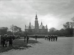 Soldiers saluting each other at Rosenborg Castle, 1916