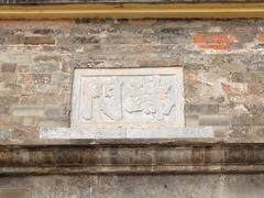 Chữ Hán carved on Đoan Môn, Thăng Long Imperial Citadel, Hanoi