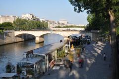 floating restaurant on a boat along the river in Paris