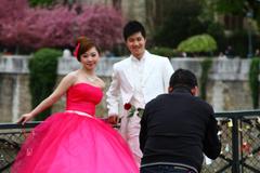 wedding photoshoot on Pont de l'Archevêché, Paris