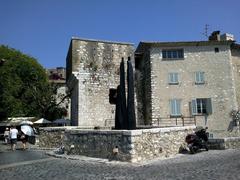 Saint-Paul-De-Vence Porte Nord Statues