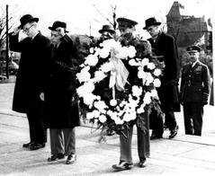 Jawaharlal Nehru places a wreath at Canada’s National War Memorial