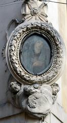 Madonna in Piazza Farnese statue