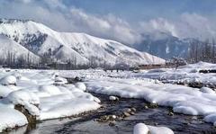 Snow-clad view of river Jhelum at Dooru Shahabad