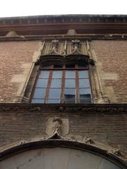 Casa de Bernat Xanxo, ornamental window on the facade