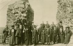 Group of Vilniaus Žinios staff at Gediminas' Castle ruins, 1905