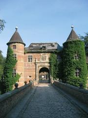 Gatehouse and monumental bridge of Groot-Bijgaarden Castle from 1905