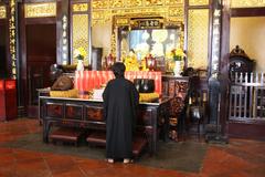 woman priest at Cheng Hoon Teng Temple in Melaka