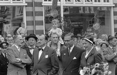 Unveiling of the statue 'Het Amsterdams Lieverdje' at Spui, Amsterdam, on September 10, 1960