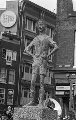 Unveiling of the sculpture 'Het Amsterdams Lieverdje' at Spui, Amsterdam on September 10, 1960