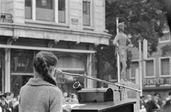 unveiling of the Het Amsterdams Lieverdje statue at Spui in Amsterdam on 10 September 1960