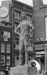 Unveiling of the statue 'Het Amsterdams Lieverdje' at the Spui, 1960